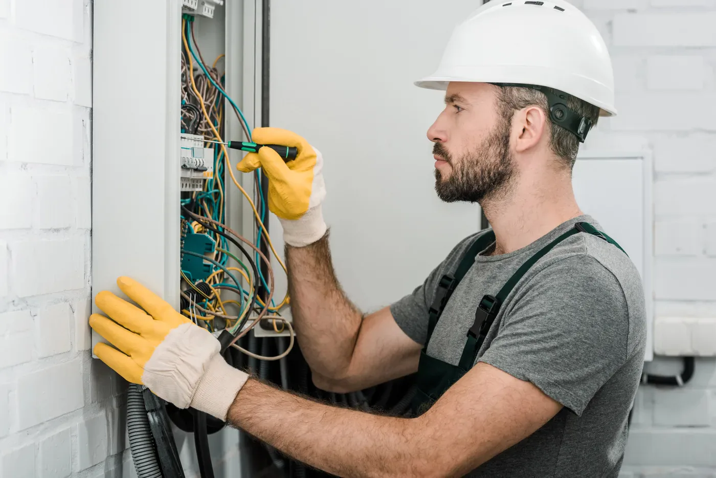 Électricien diagnostiquant une panne au multimètre dans un tableau à Saint-Denis (93200)