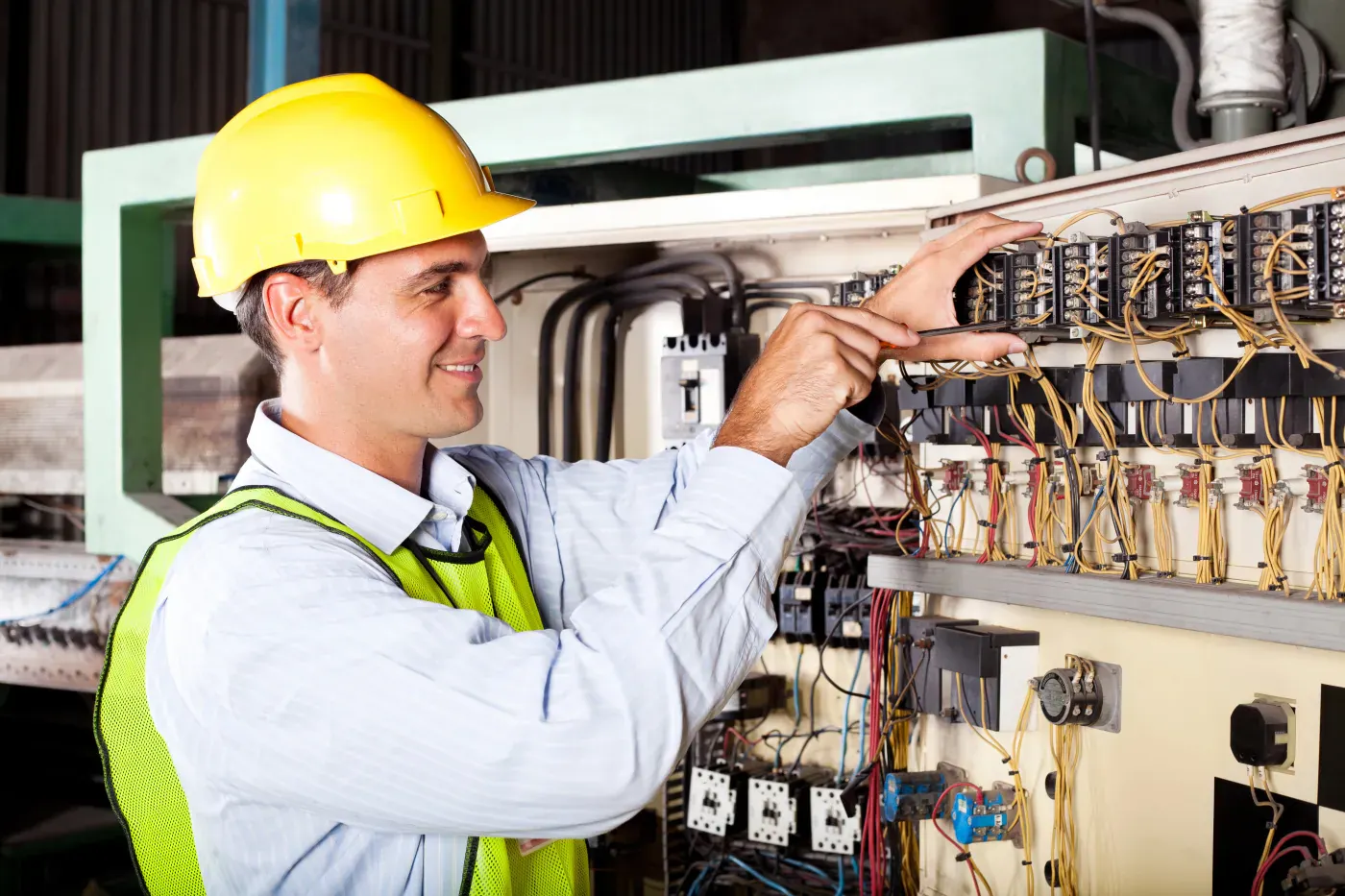 Électricien intervenant sur un tableau industriel dans le nord du 93